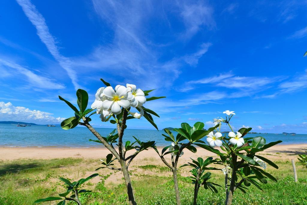 Star Light Beach Resort And Restaurant Chumphon Exteriör bild